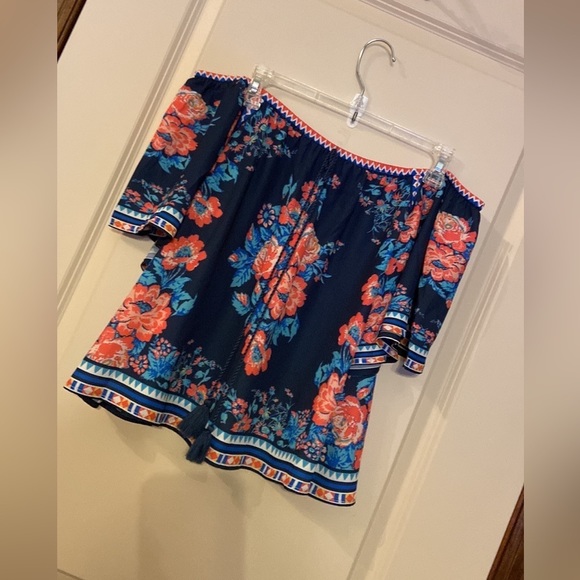 GUC Flying🍅 Sz-S Scoping Neckline/Cold Shoulder, Angle Sleeves, Lightweight Top - Picture 7 of 16